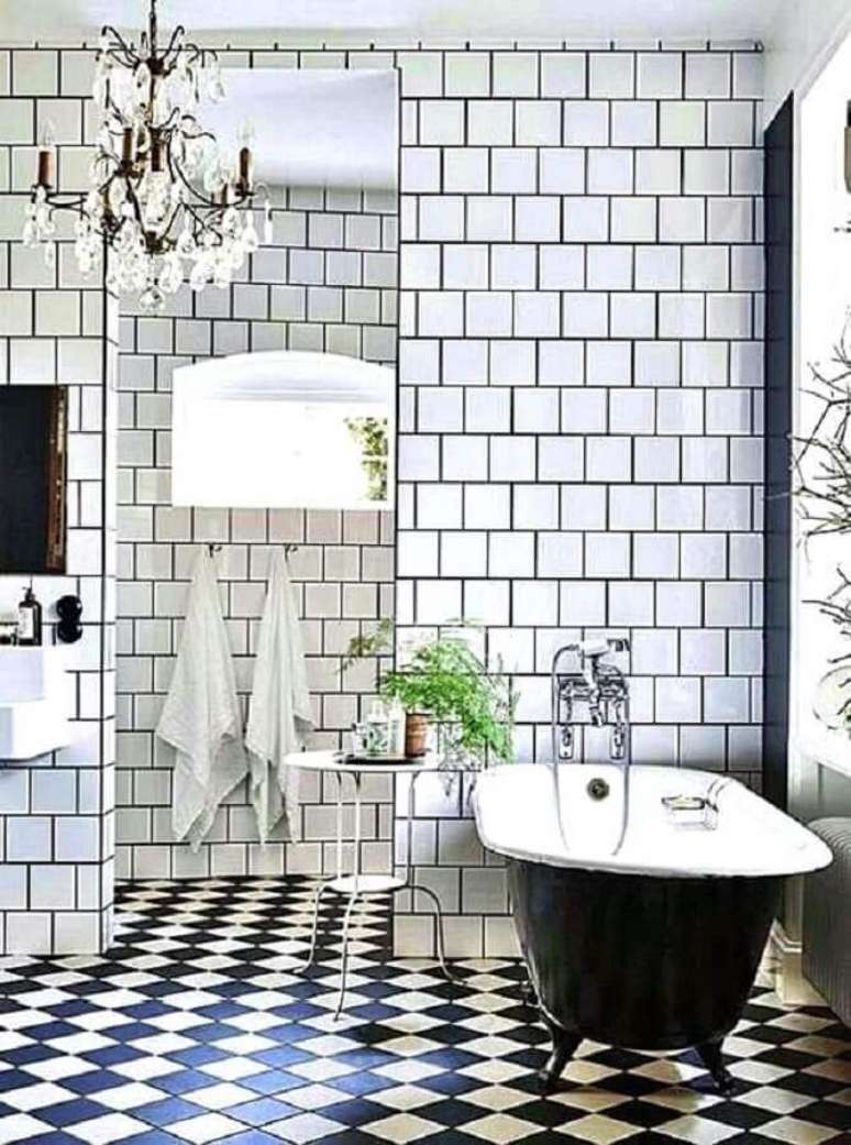 52. Piso xadrez preto e branco para banheiro clássico decorado com banheira de imersão – Foto: Remodelista