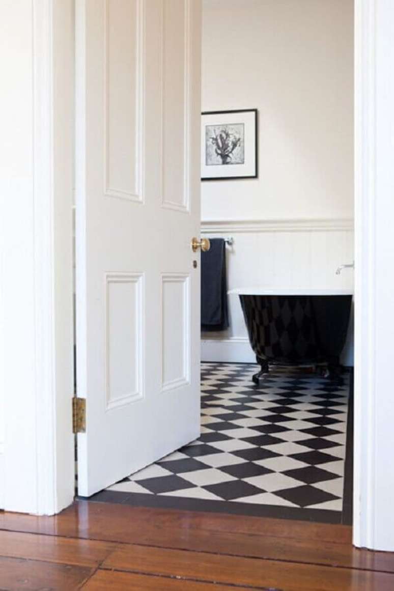 27. Decoração de banheiro com banheira de imersão e piso xadrez preto e branco – Foto: The Design Files