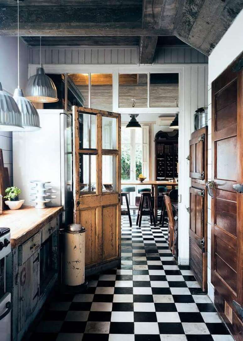 57. Piso xadrez preto e branco para decoração de cozinha rustica – Foto: Home Fashion Trend