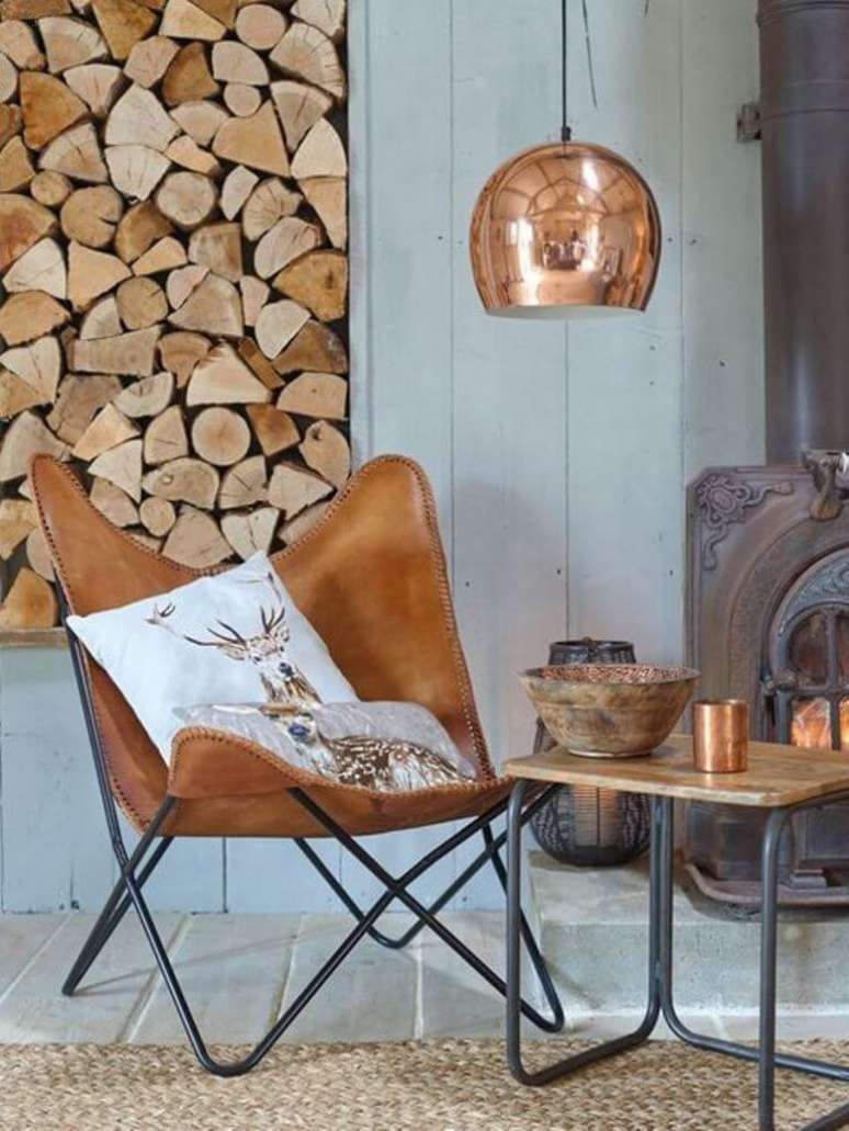 16. Poltrona butterfly para cantinho da lareira na decora&ccedil;&atilde;o r&uacute;stica &ndash; Foto Micasa Revista