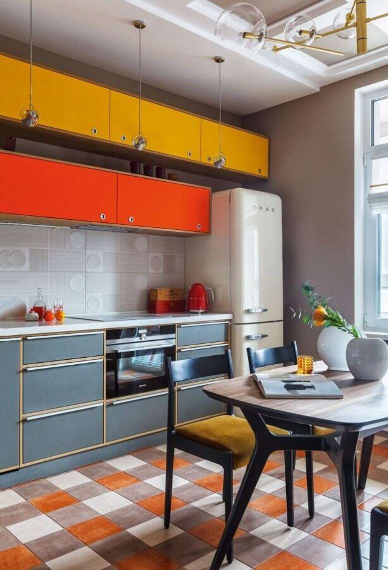 30. Decoração de cozinha planejada com piso xadrez colorido – Foto: AD Magazine