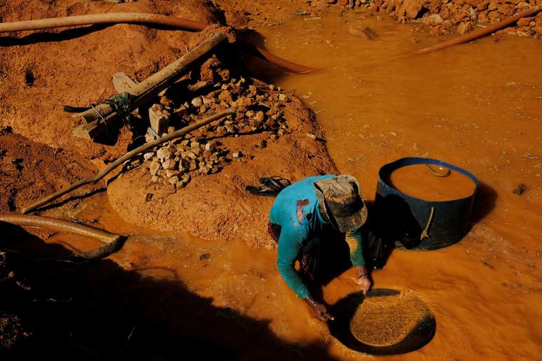 Garimpeiro trabalha em região amazônica do Estado do Pará