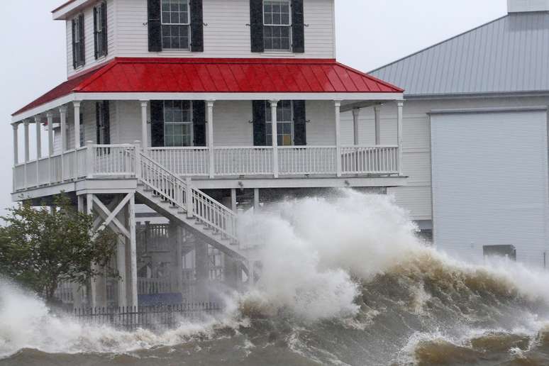 Ondas atingem região costeira de Nova Orleans 