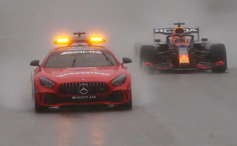 Max Verstappen, da Red Bull, atrás do safety car durante GP da Bélgica de F1
29/08/2021
REUTERS/Christian Hartmann