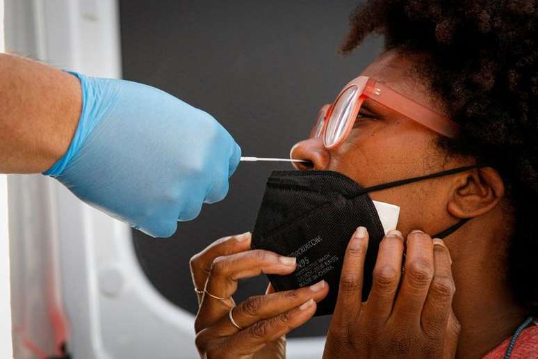 Mulher recebe teste de Covid-19 em Nova York, EUA
27/08/2021
REUTERS/Brendan McDermid