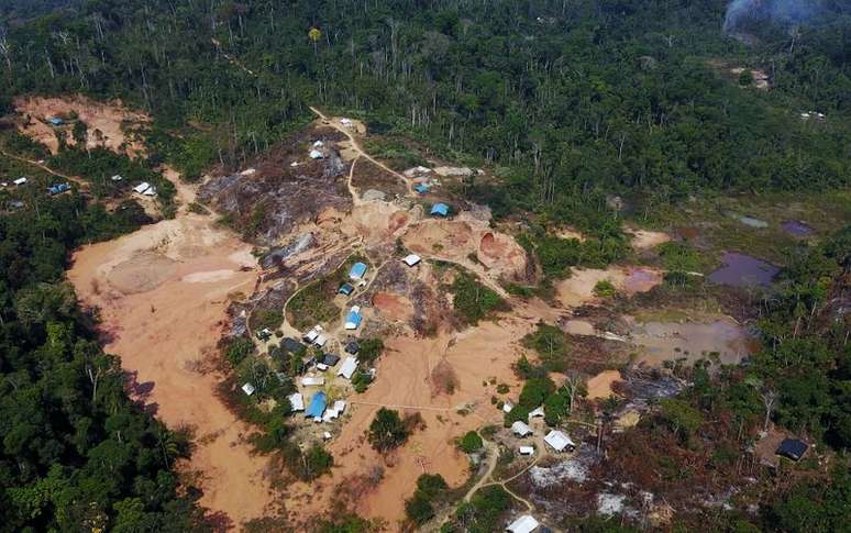 Vista aérea de garimpo ilegal de ouro em área desmatada da floresta amazônica no município de Itaituba (PA)
06/08/2017
REUTERS/Nacho Doce