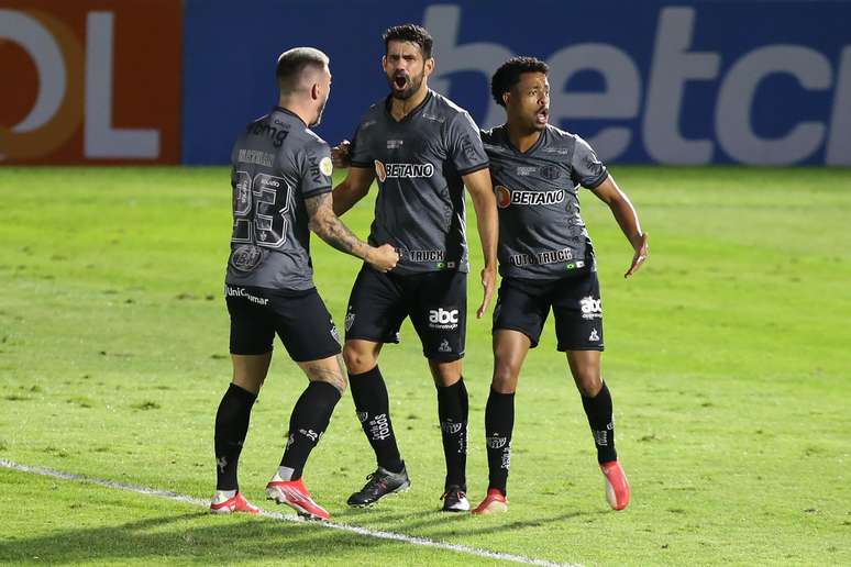 Diego Costa comemora gol de empate do Atlético-MG