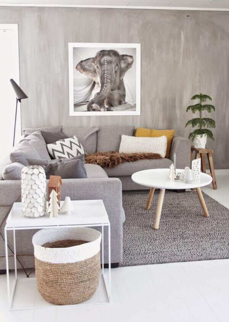 33. O sofá em formato L delimita o espaço da sala planejada pequena. Fonte: Archzine