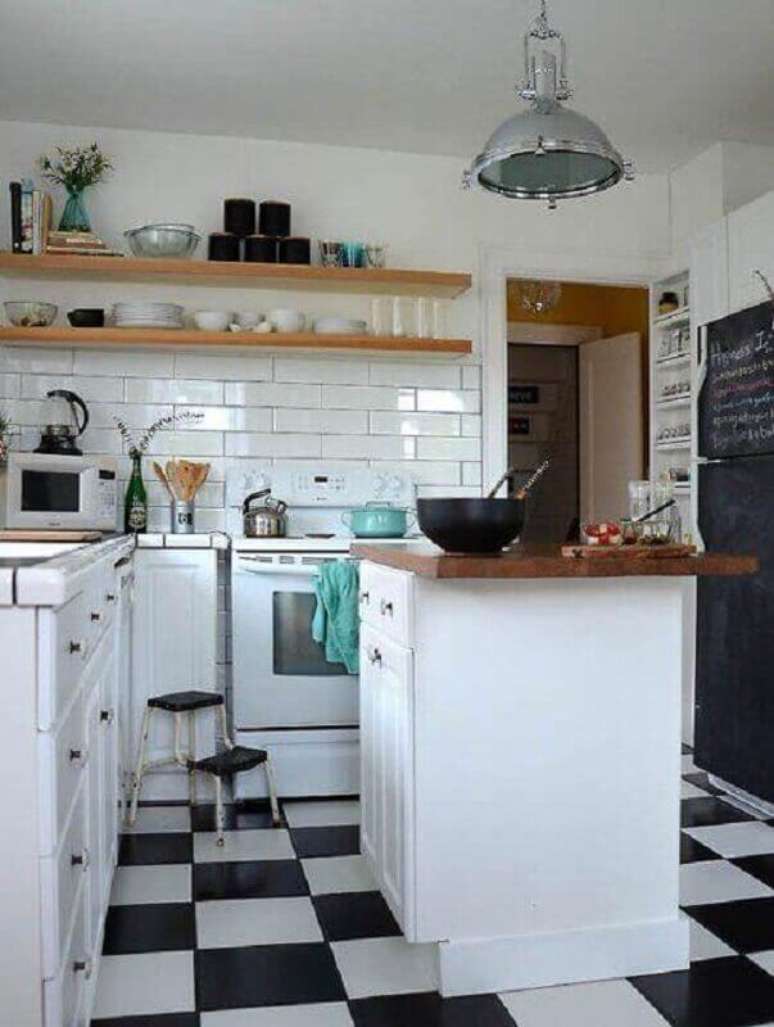 17. Cozinha com ilha pequena decorada com piso preto e branco xadrez – Foto: Decor Fácil