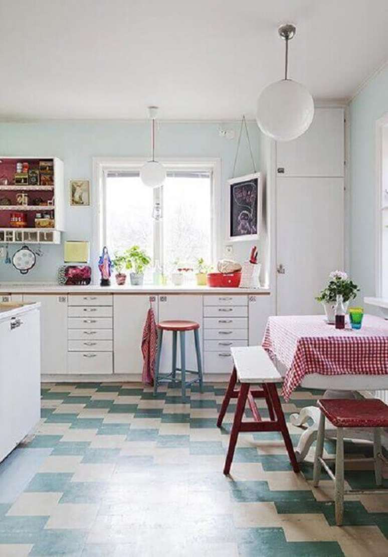 34. Decoração simples para cozinha retro com piso xadrez – Foto: Apartment Therapy