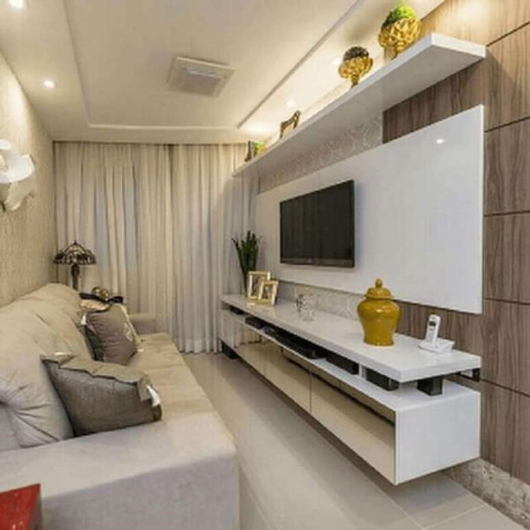 54. Invista em racks modernos para salas pequenas com detalhes espelhados para ajudar na sensação de amplitude. Fonte: Hogar Drywall