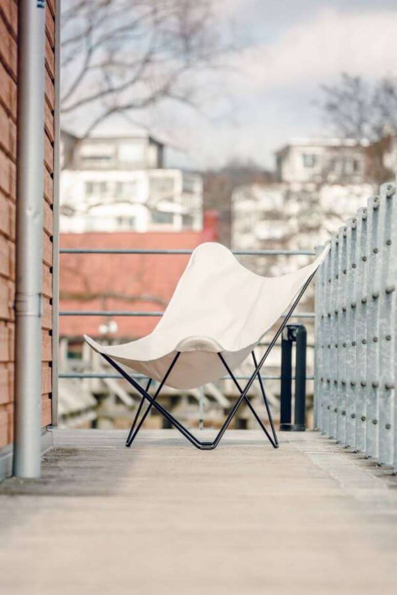 38. Varanda decorada com poltrona butterfly branca &ndash; Foto Funktion Alley