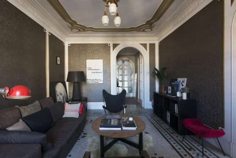 22. Sala classica com poltrona butterfly preta &ndash; Foto Lonny