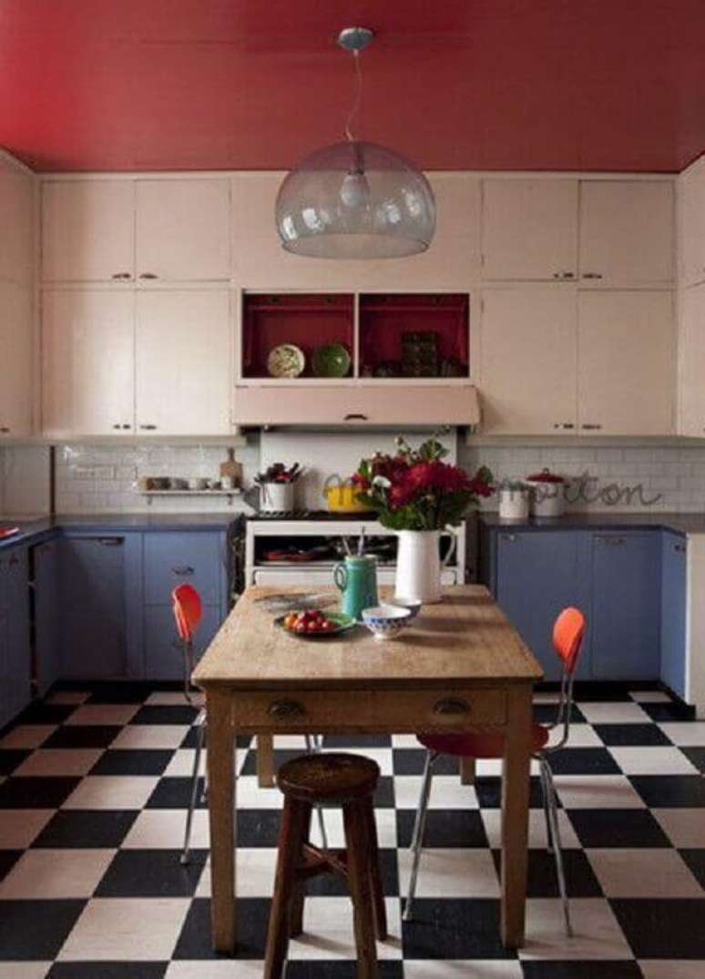 3. Cozinha simples decorada com piso xadrez preto e branco e arm&aacute;rios branco e azul &ndash; Foto: Decor F&aacute;cil