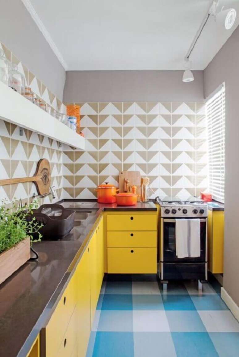 40. Piso xadrez azul para decoração de cozinha retro com armários amarelos – Foto: Casa Vogue