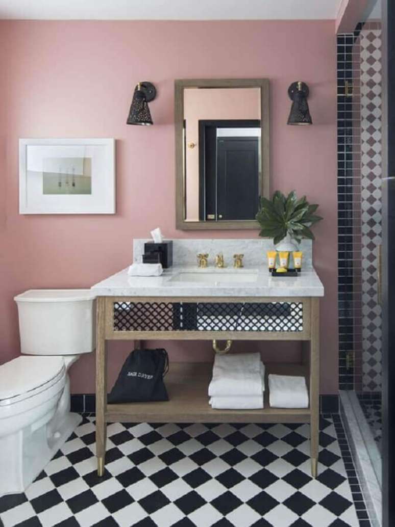 45. Piso xadrez para banheiro decorado com parede rosa – Foto: Lepsie Byvanie