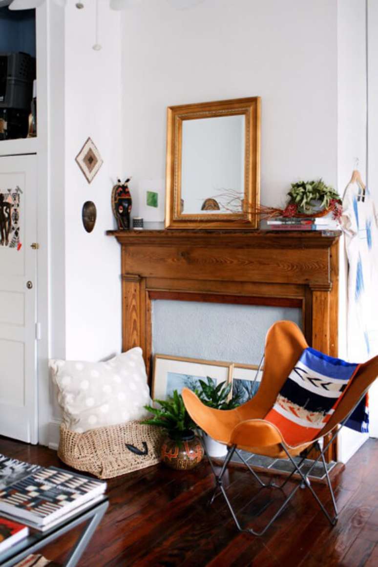 32. Sala decorada com poltrona butterfly laranja no estilo boho &ndash; Foto Design Sponge