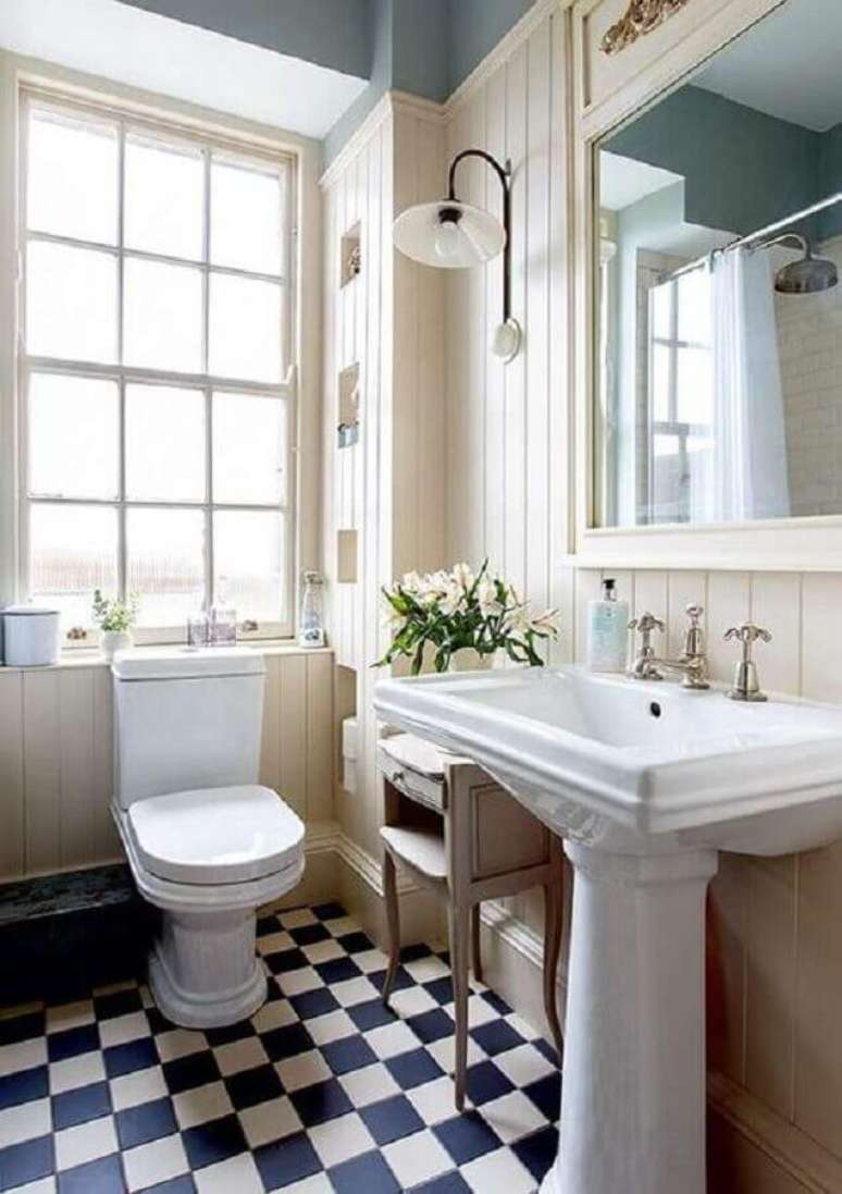 43. Piso xadrez para banheiro clássico decorado com luminária de parede – Foto: Home Fashion Trend
