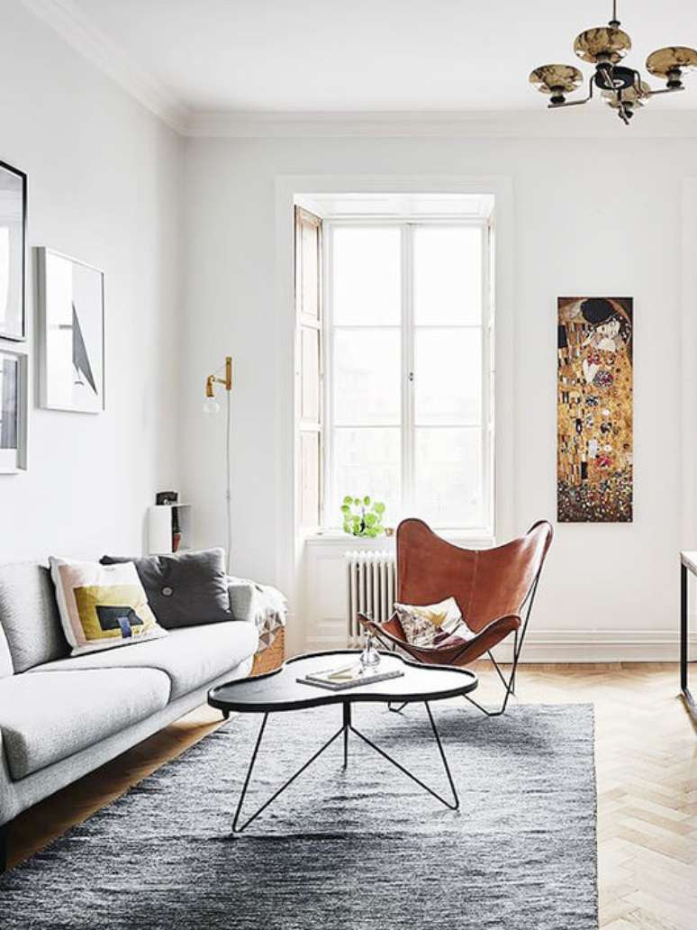 21. Sala cinza com poltrona butterfly na decora&ccedil;&atilde;o &ndash; Foto Entrance Makleri