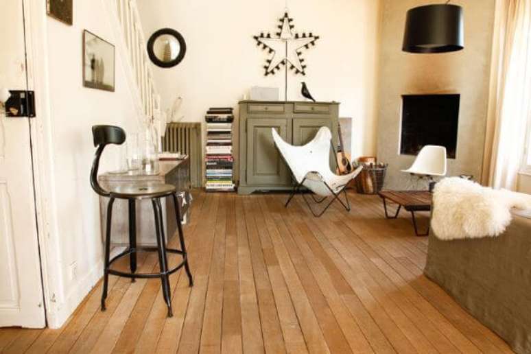 26. Sala com poltrona butterfly branca e decora&ccedil;&atilde;o r&uacute;stica &ndash; Foto The Socialite Family