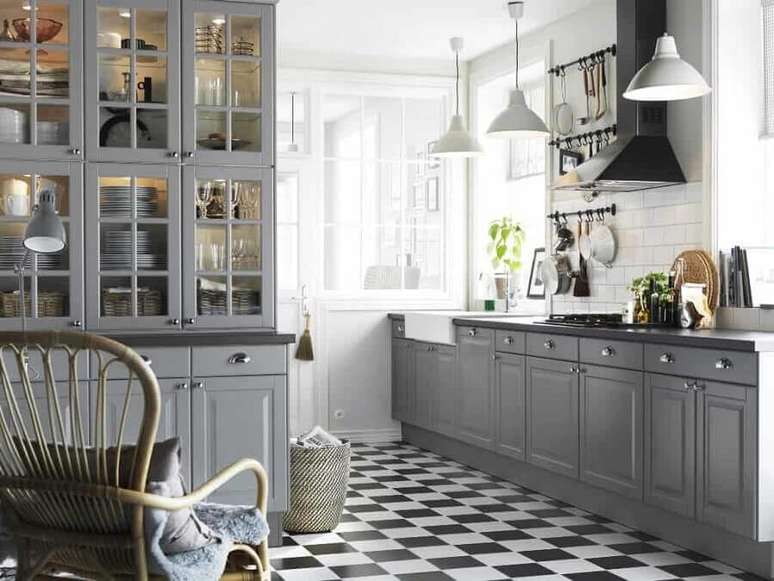 24. Decoração clássica para cozinha cinza com piso xadrez preto e branco – Foto: Total Construção