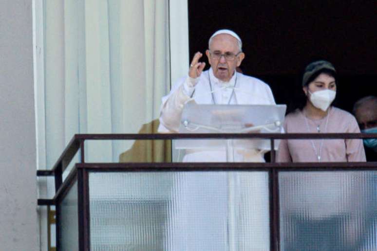 Papa Francisco celebra Angelus em sacada de hospital em Roma