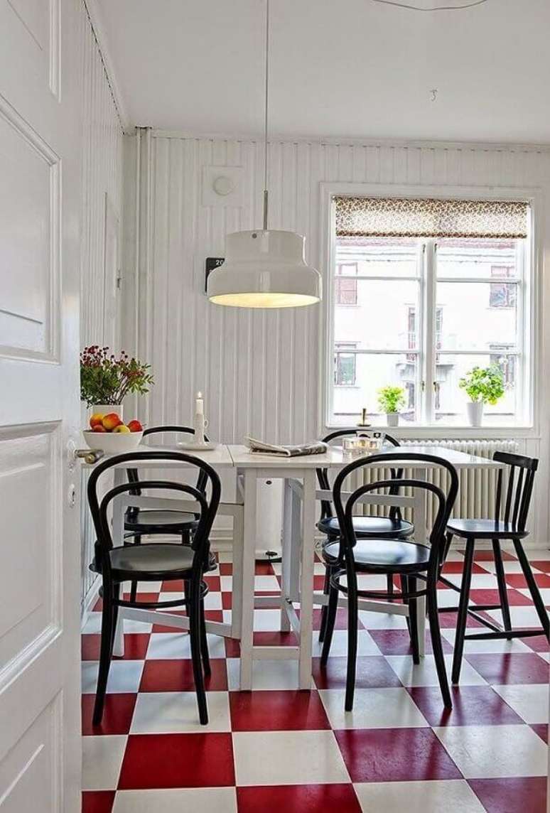 59. Piso xadrez vermelho para decoração de sala de jantar branca – Foto: ImovelWeb