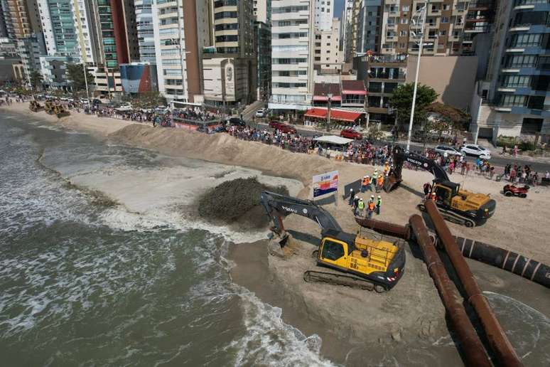 Especialistas veem com ressalvas projetos de dragagem e alargamento de praia, como o de Camboriú
