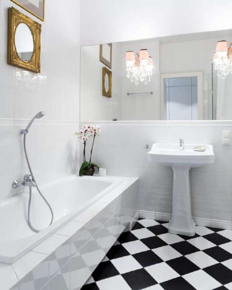 26. Decoração de banheiro branco com piso xadrez preto e branco – Foto: The Spruce