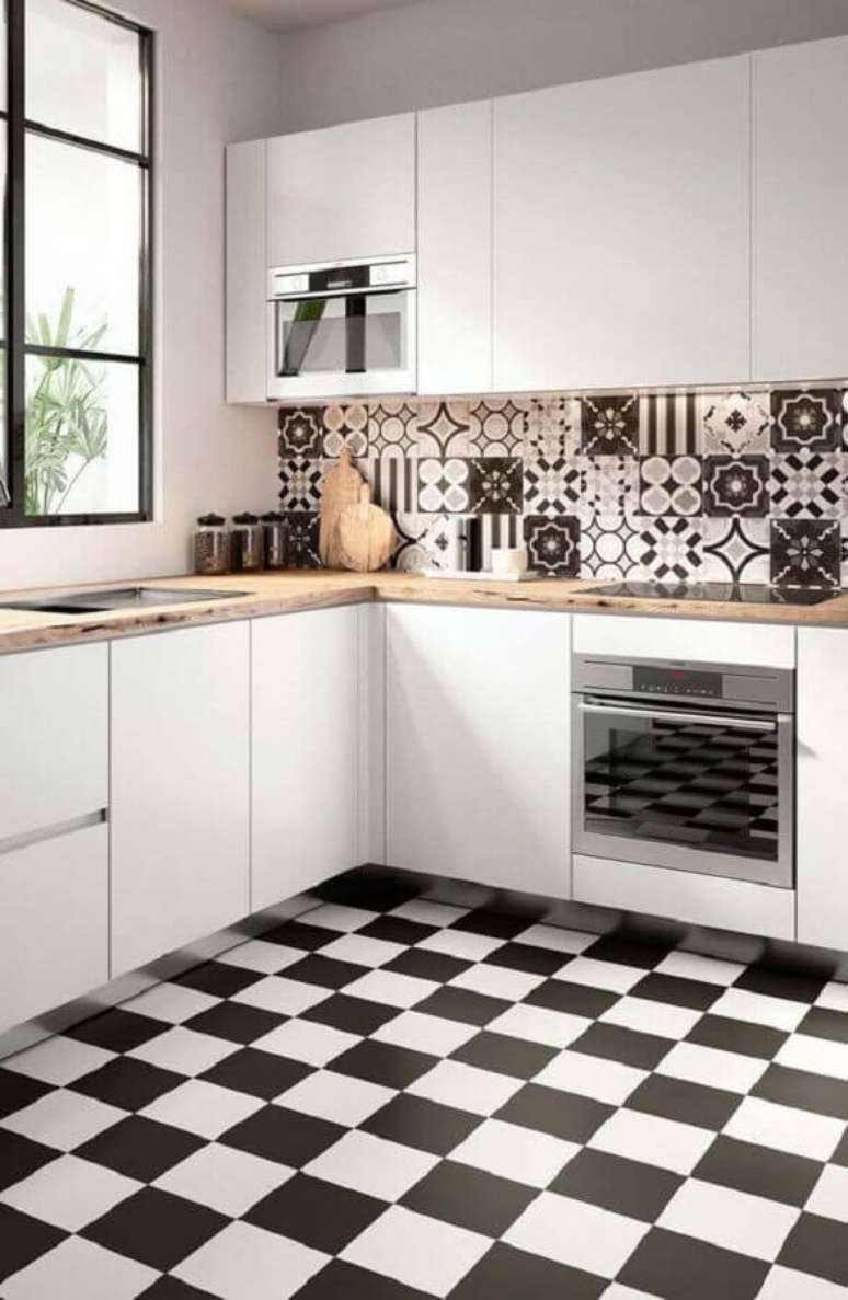 54. Piso xadrez preto e branco para decoração de cozinha de canto planejada com bancada de madeira – Foto: Decor Fácil