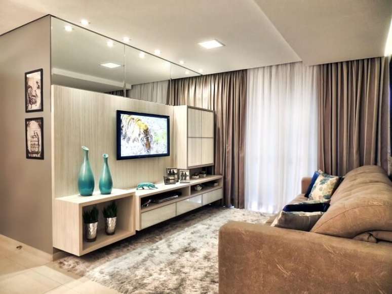 67. Aposte em espelhos na decoração da sala planejada pequena. Projeto de Caroline Yasmin Gonçalves