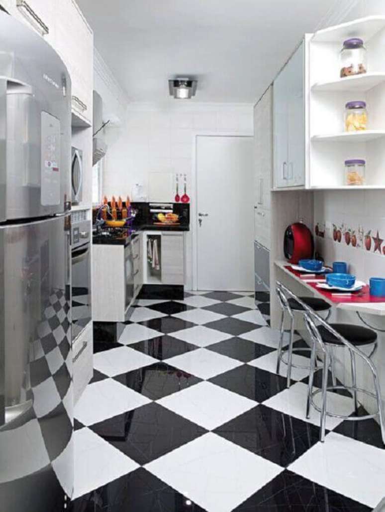 4. Cozinha branca pequena decorada com piso xadrez vinílico preto e branco – Foto: Vicenzo Moveis e Planejados
