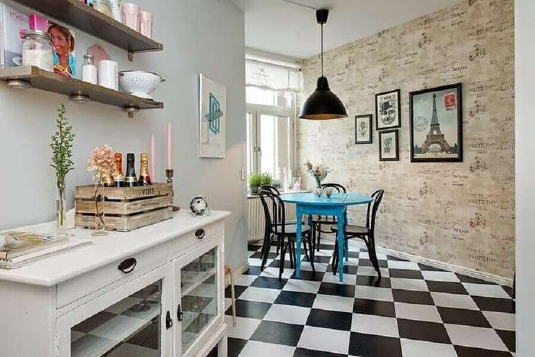 58. Piso xadrez preto e branco para sala de jantar decorada com cadeiras pretas para mesa redonda azul &ndash; Foto: Decor F&aacute;cil
