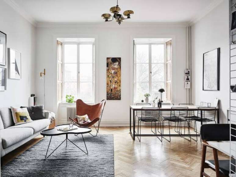 3. Sala integrada com poltrona butterfly caramelo &ndash; Foto Entrance Makleru