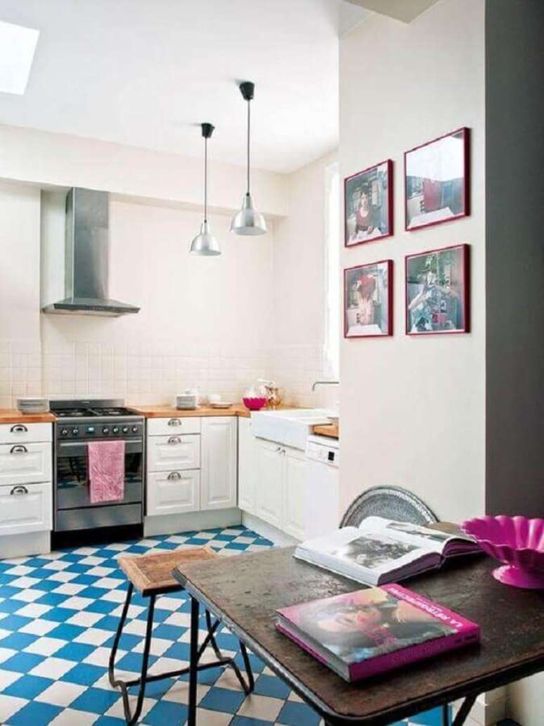 39. Piso xadrez azul e branco para decoração de cozinha branca simples – Foto: Casa Vogue