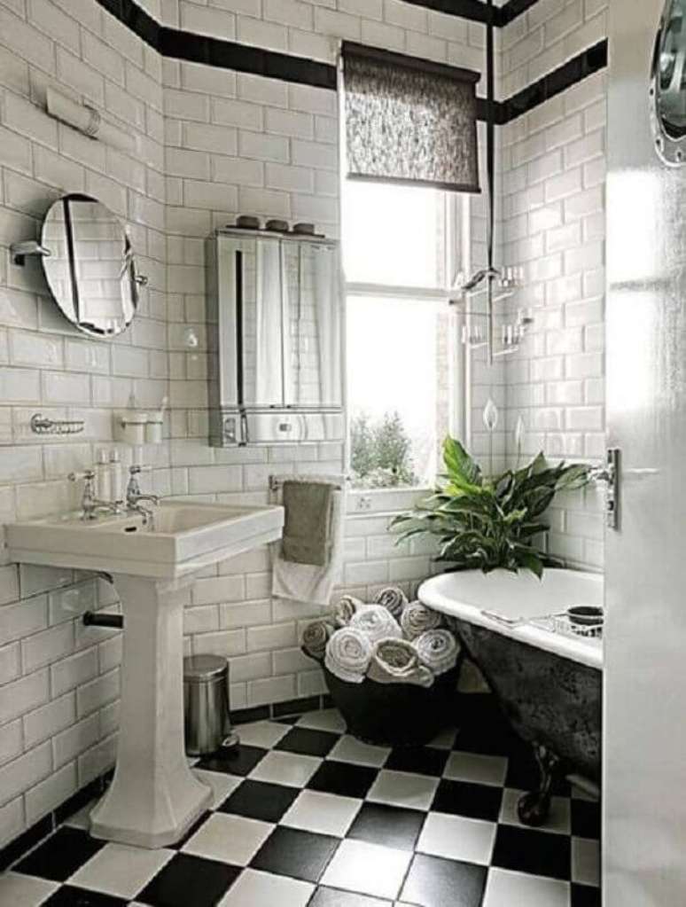33. Decoração provençal com piso xadrez para banheiro preto e branco – Foto: domino magazine