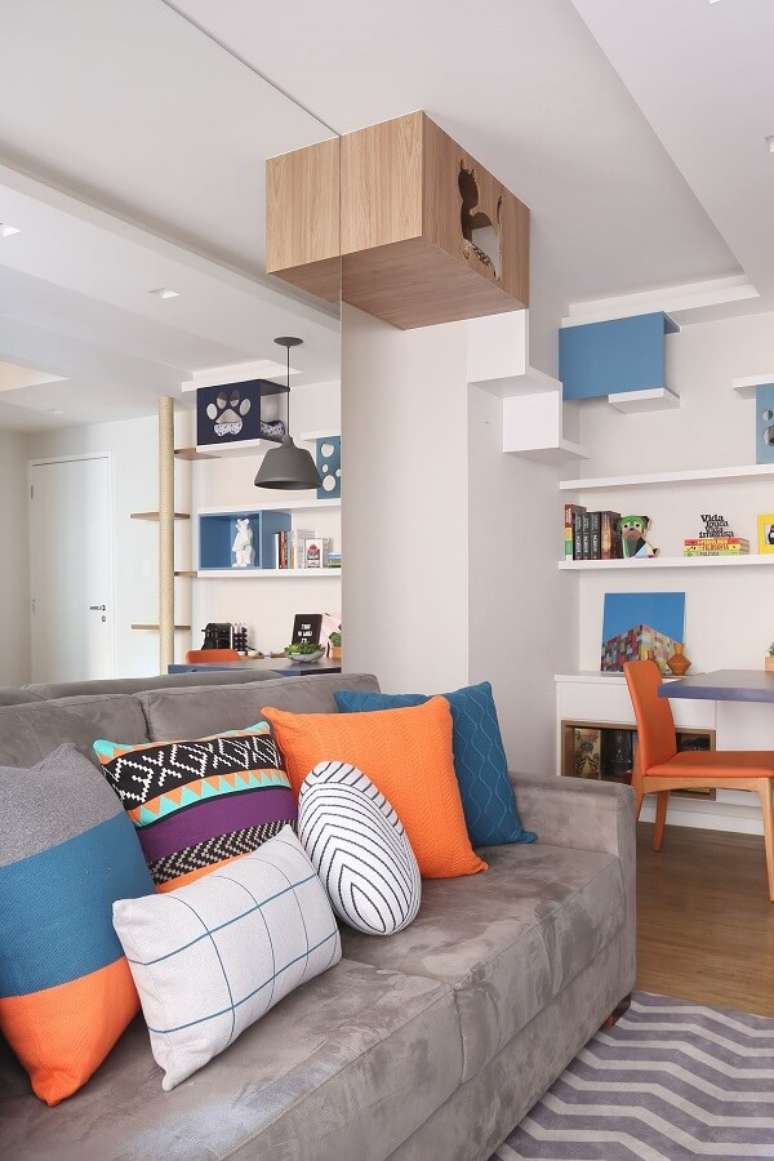61. As almofadas para sofá coloridas trazem vida para a decoração da sala planejada pequena. Projeto de Oliveira Arquitetura