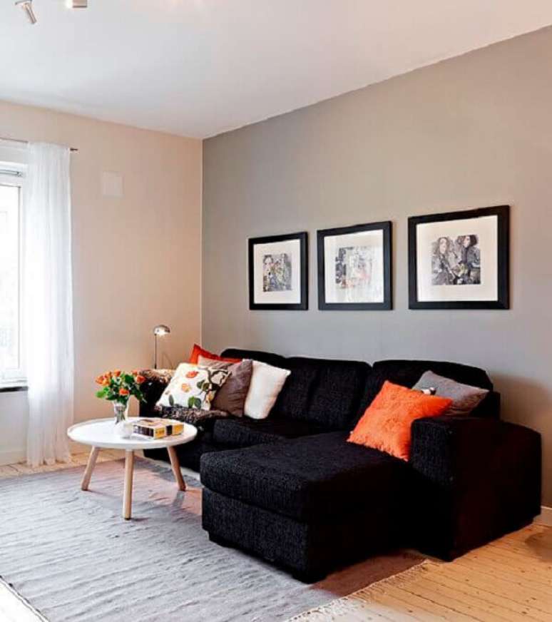 16. Sofá baú preto para sala planejada pequena. Fonte: Reciclar e Decorar