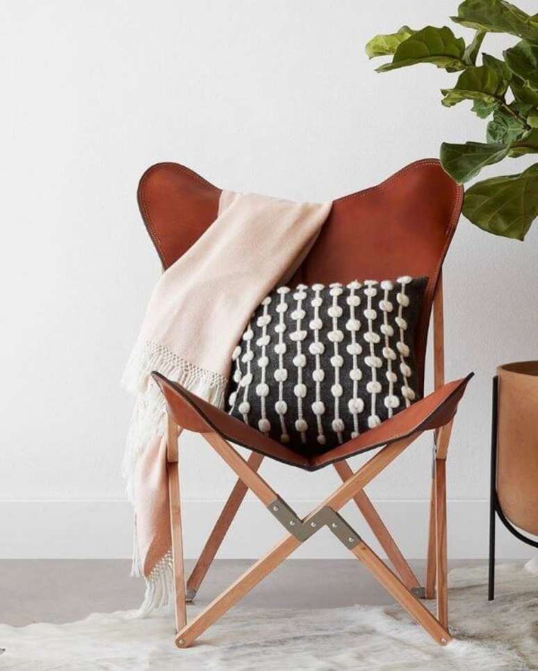 10. Poltrona butterfly com estrutura de madeira e almofada criativa &ndash; Foto The Citizenry