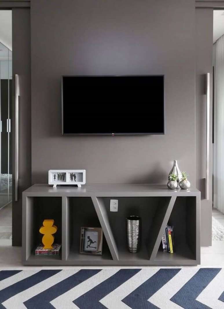 45. Na sala planejada pequena apartamento o rack foi feito sob medida para o projeto. Foto: Wood Save