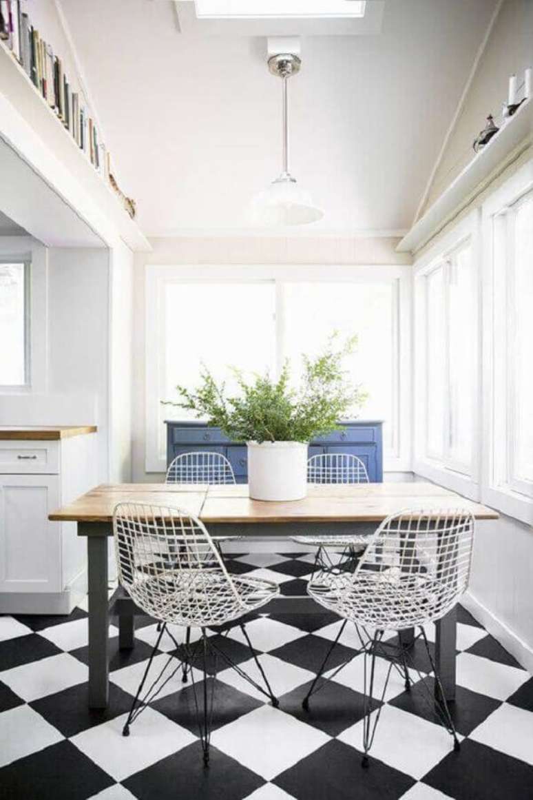 6. Piso xadrez preto e branco para sala de jantar decorada com cadeira moderna – Foto: Antic&Chic