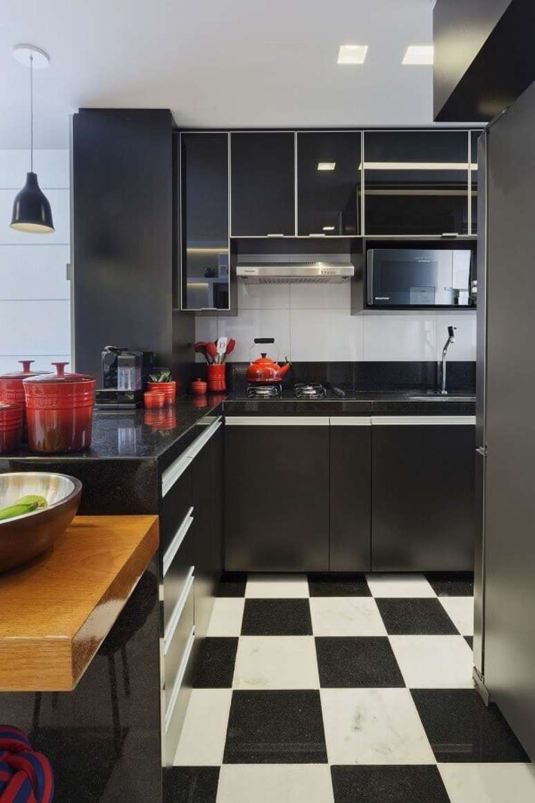 50. Piso xadrez para decora&ccedil;&atilde;o de cozinha preta planejada &ndash; Foto: Daniela Bittencourt Tavares Matias