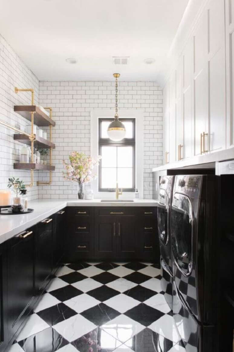 19. Cozinha pequena preta e branca decorada com piso xadrez – Foto: Home Fashion Trend