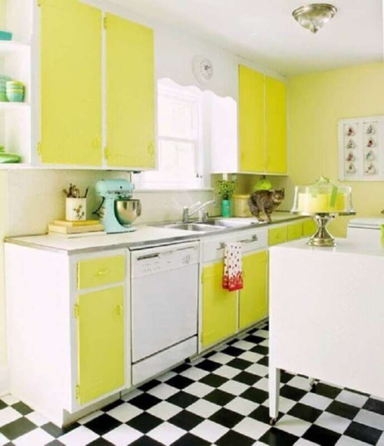 22. Cozinha retro branca e amarela decorada com piso xadrez – Foto: Jeito de Casa