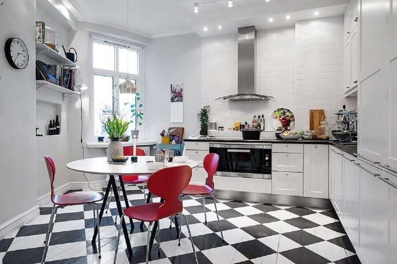 53. Piso xadrez preto e branco para decoração de cozinha com mesa redonda e cadeiras vermelhas – Foto: Jurnal de Designi Interior