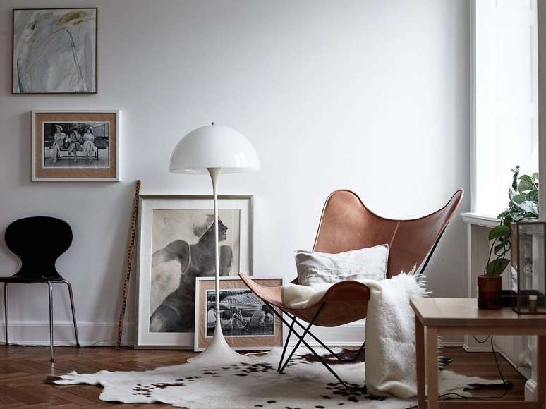 24. Sala clean decorada com poltrona butterfly &ndash; Foto Fredric Boukari