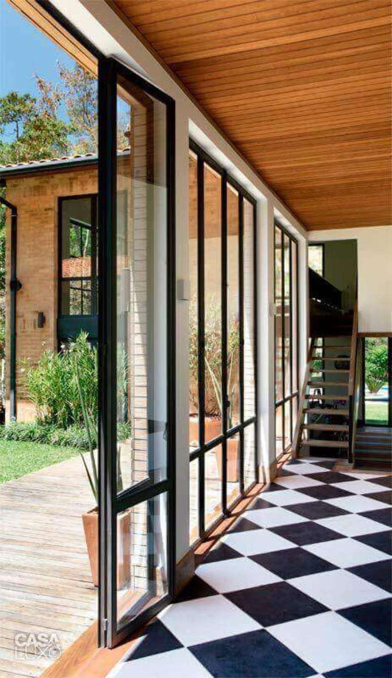 7. Piso preto e branco xadrez para decora&ccedil;&atilde;o de casa com portas de vidro &ndash; Foto: MCA Est&uacute;dio