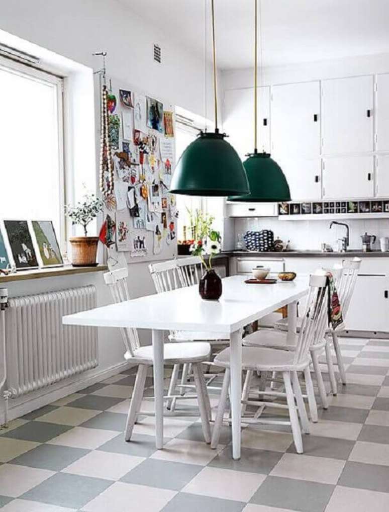 25. Decoração com luminária verde e piso xadrez cozinha branca – Foto: Elle Decoration