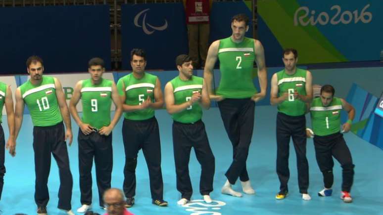 O camisa 2 é o principal pontuador da equipe e é o segundo homem mais alto do mundo (Foto: Reprodução/Twitter)