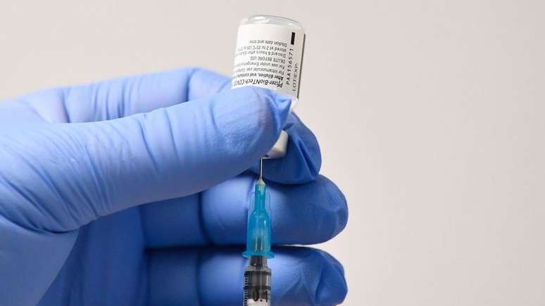 A miocardite é um efeito colateral 'muito raro' da vacina da Pfizer, dizem especialistas